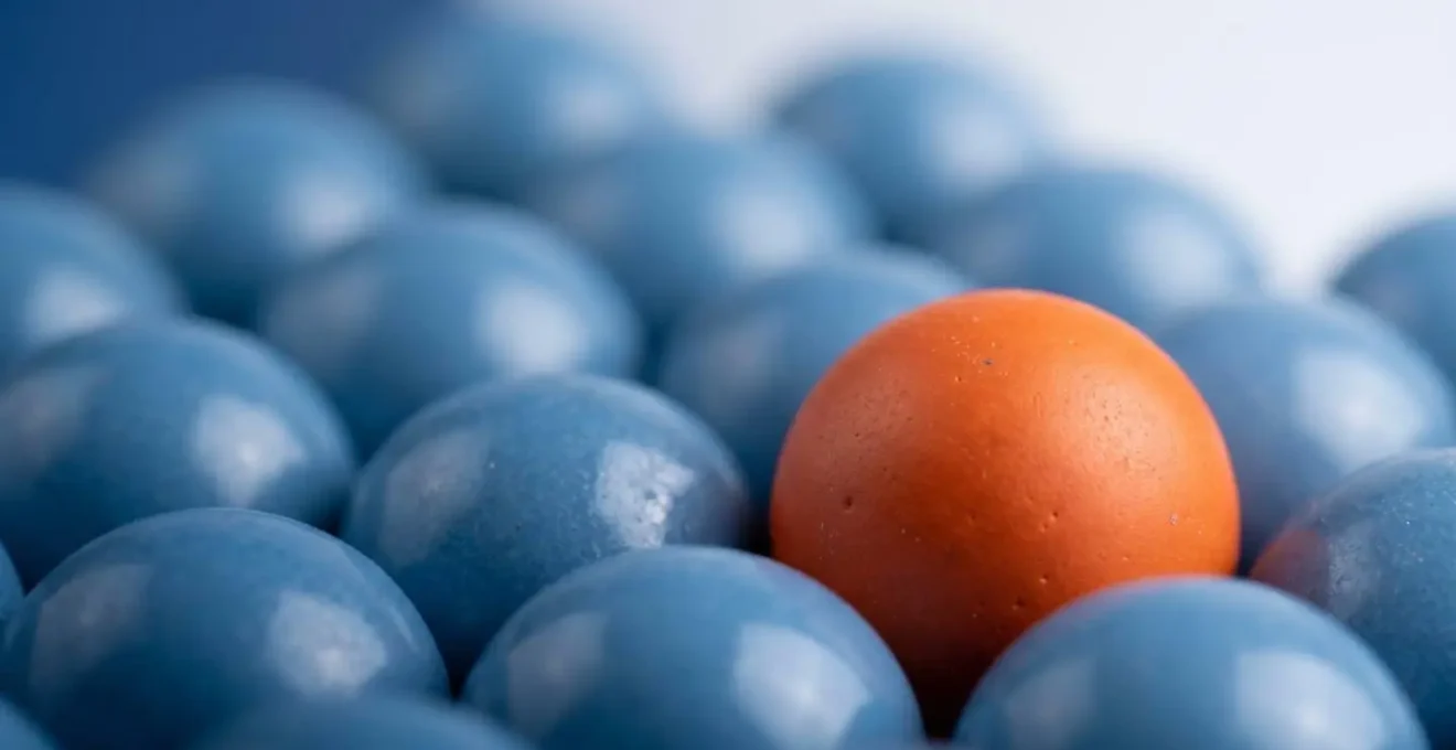Contraste visuel puissant illustrant l'effet d'isolement par la couleur dans la publicité digitale