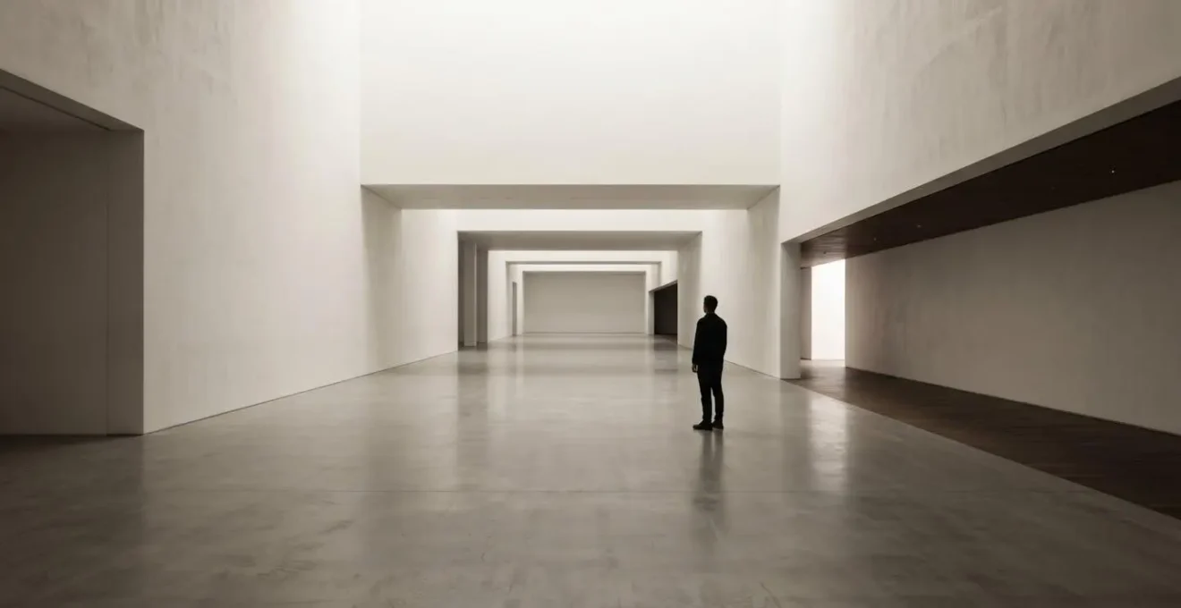 Composition minimaliste démontrant la hiérarchie visuelle et l'équilibre entre message et espace négatif