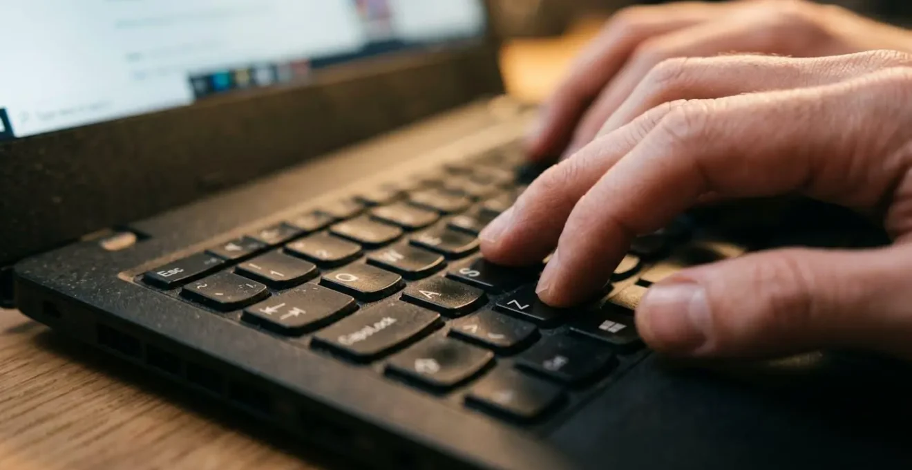 Commercial utilisant un CRM intégré à sa messagerie pour gagner du temps