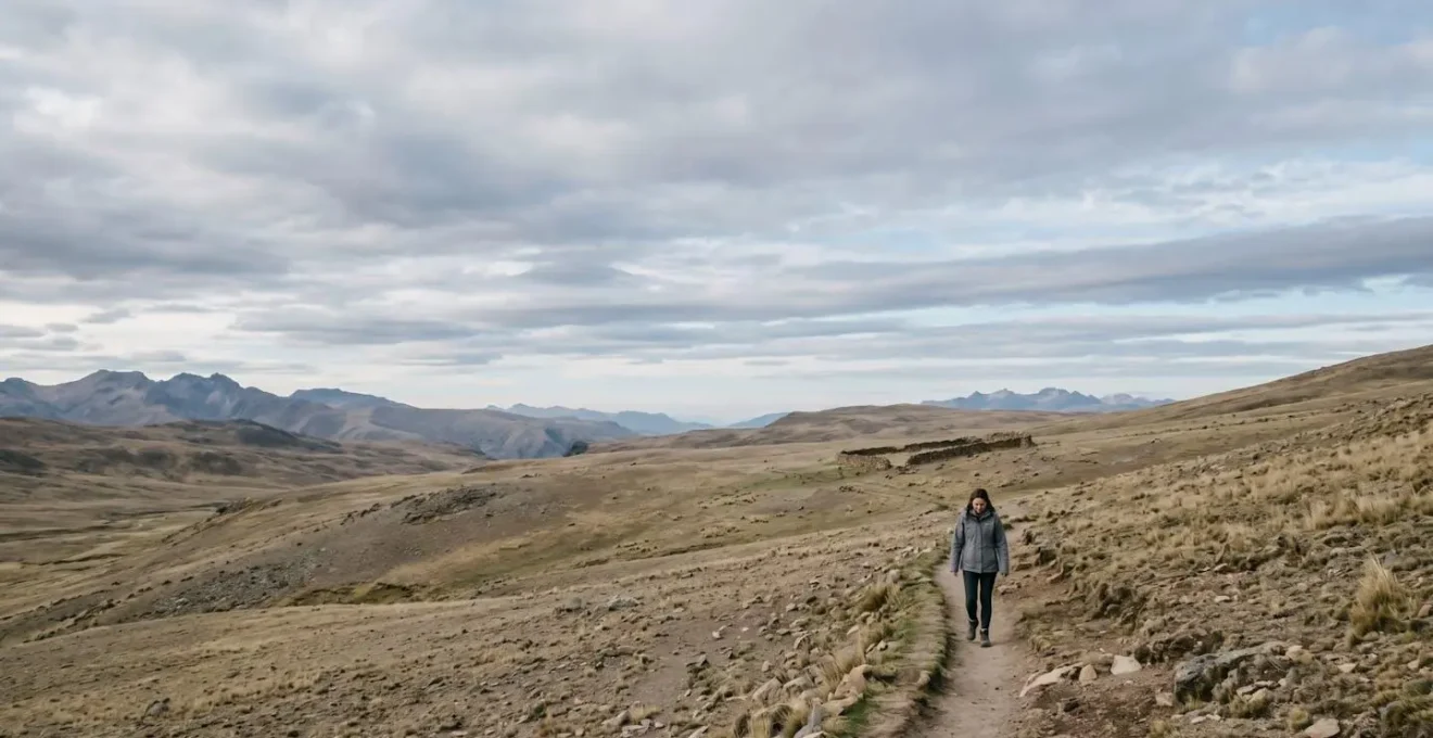 Vue panoramique minimaliste d'un environnement symbolisant la clarté stratégique et la vision à long terme